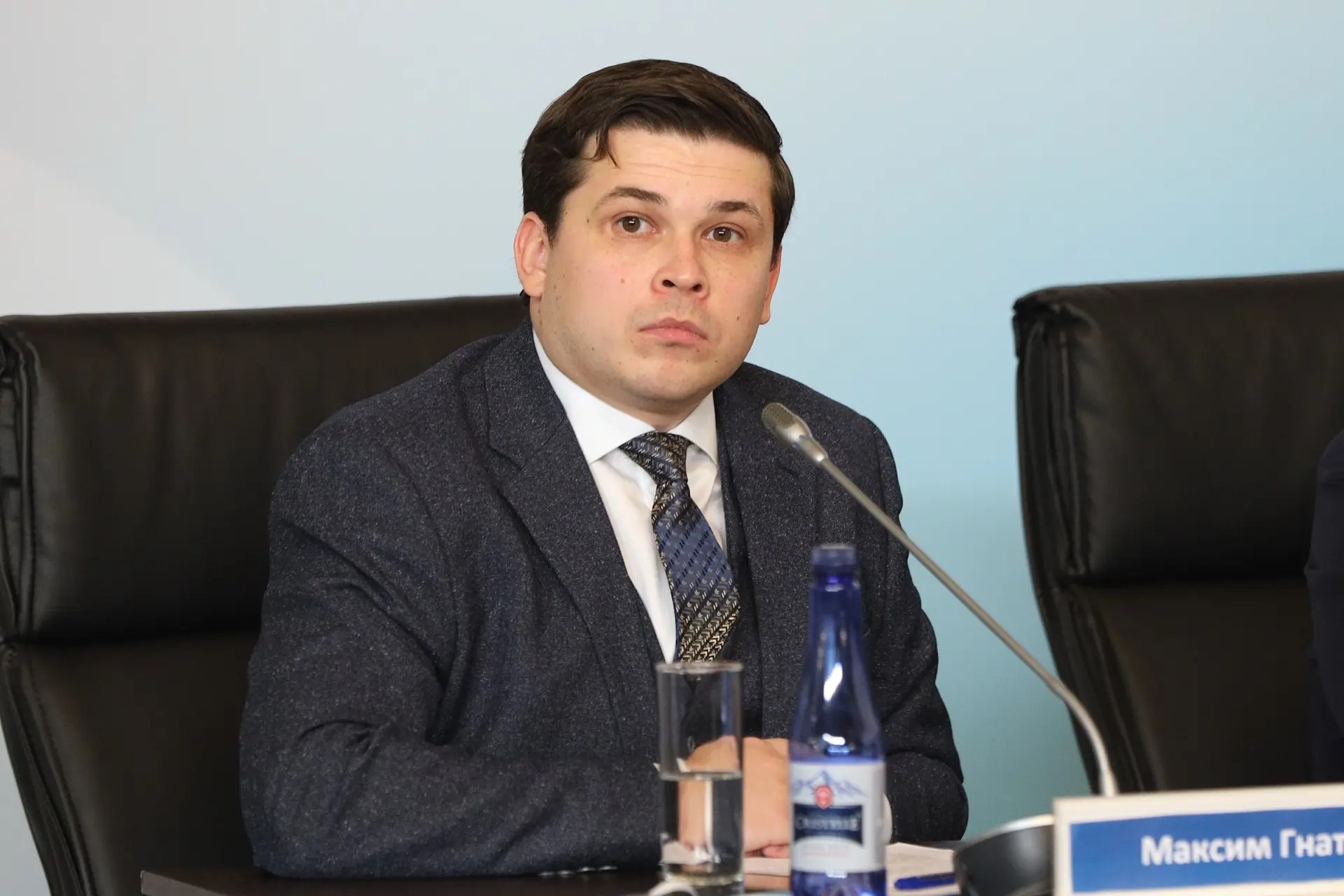 Максим Гнатюк за столом научного заседания